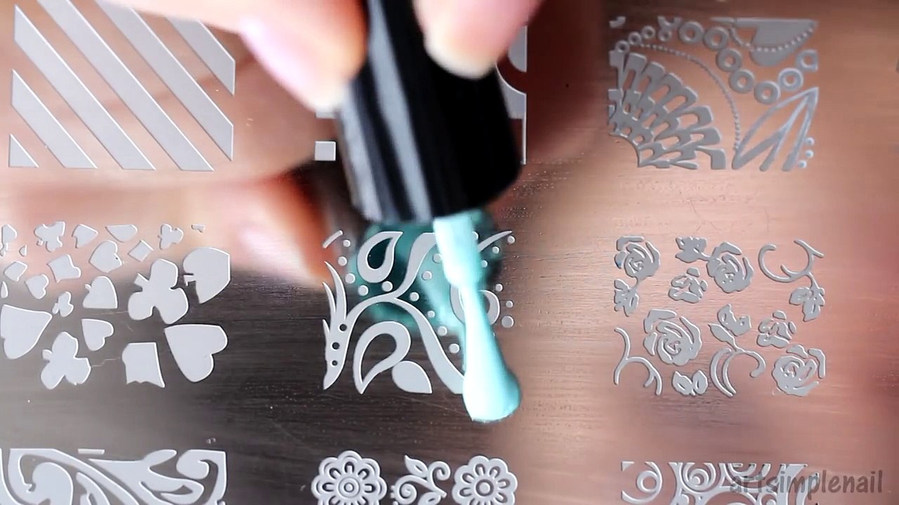 Новогодний маникюр со стемпингом в голубых тонах - Blue Stamping Nail Art