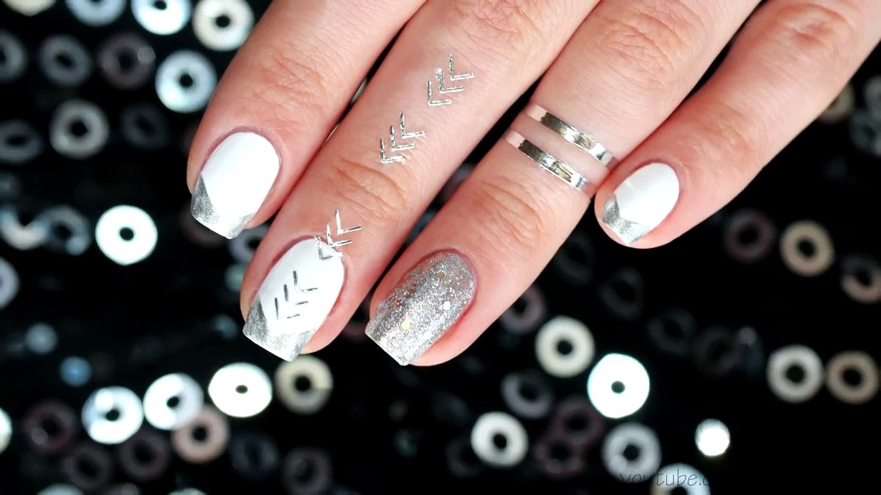 Маникюр с  флеш-тату + треугольный френч - Flash Tattoo Nail Art