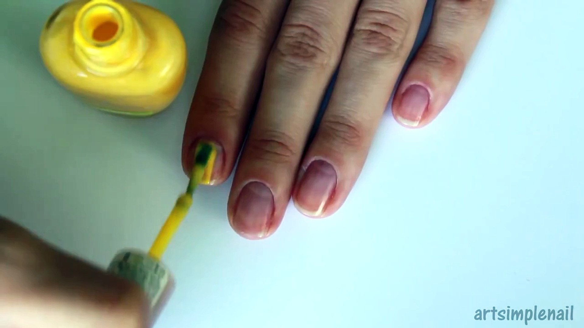 ⁣Смайлики - маникюр для коротких ногтей - Smiley Face Nail Art
