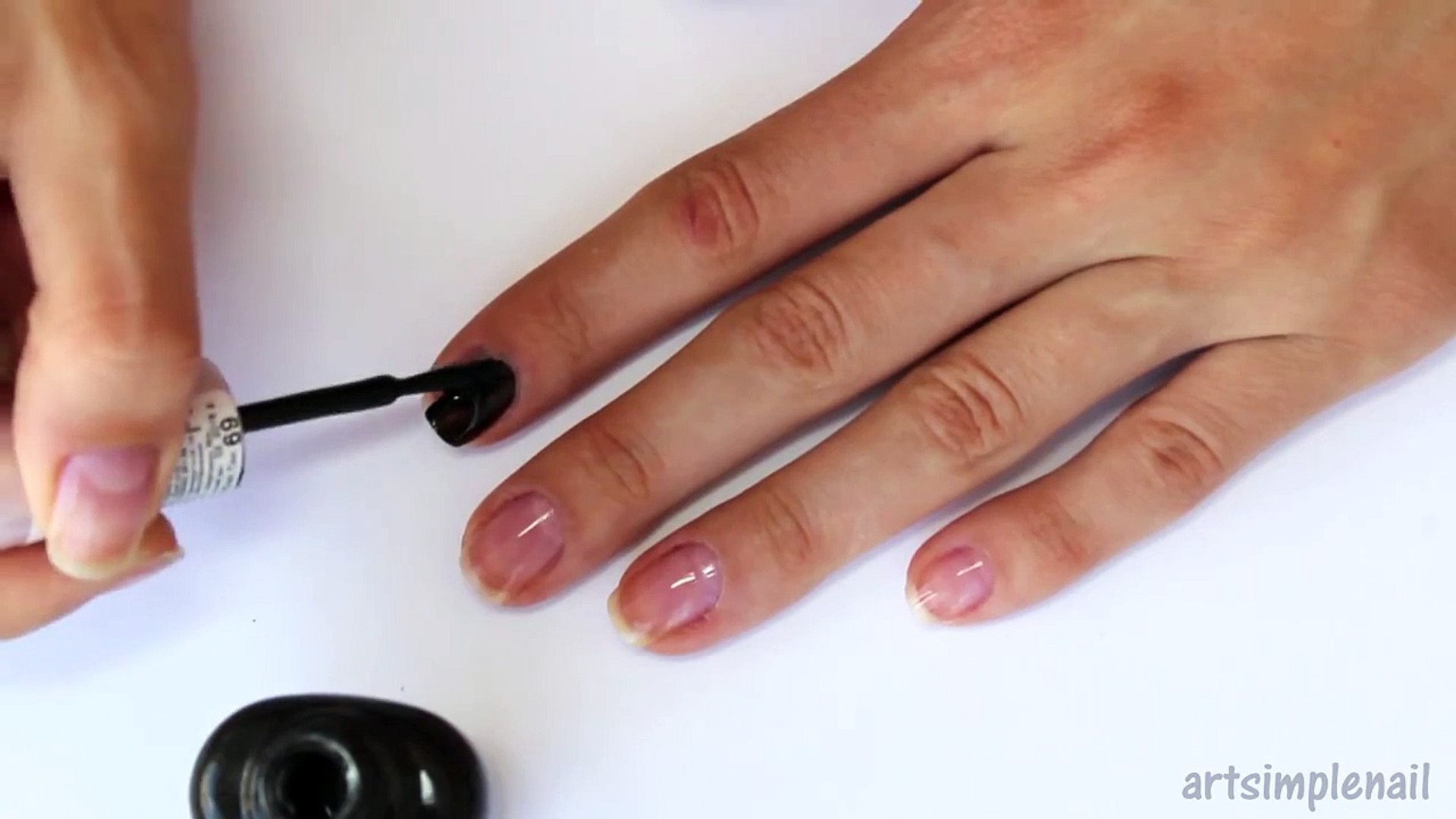 ⁣Черно-белый маникюр для коротких ногтей. Дотс - Black & White Dots Nails
