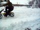 Un chasse-neige tricycle à pédales, ecologique et sportif!