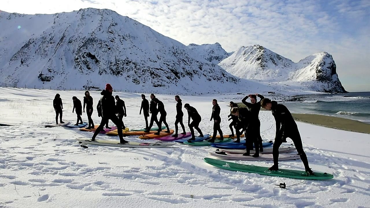 Surf en Arctique? Et pourquoi pas le nord de la Norvège