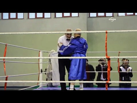 71'lik şampiyon, boks maçına damga vurdu