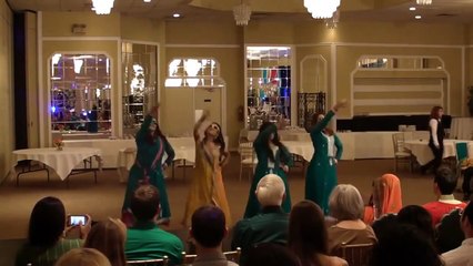 Mehndi Dance of Gorgeous Girl Pakistani Wedding 2016