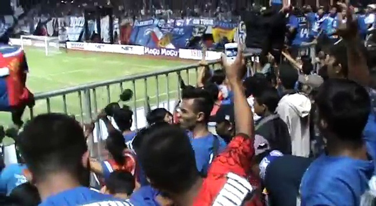 Aksi Yuli Sumpil dan Aremania