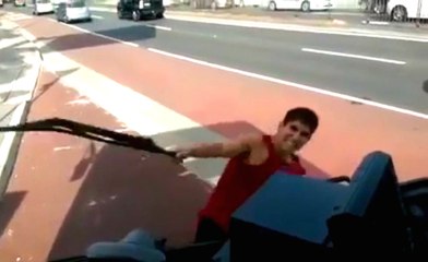 Otobüsün Yolunu Kesip Camını Kırdı