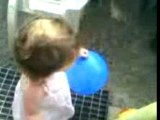 Manon qui joue au ballon