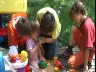 Coline fait de la dinette