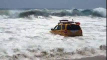 Coche atrapado por grandes olas | Car trapped by big waves