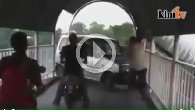 Video: Kereta lalu jejantas, orang ramai hairan?