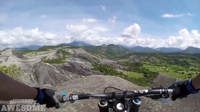 Une petite descente en VTT vertigineuse. Faut avoir le coeur bien accroché - Downhill MTB