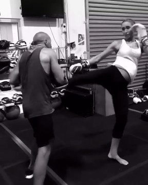 Une athlète enceinte de 8 mois continu la boxe et la muscu... Dingue!