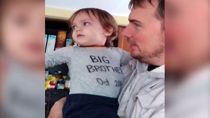 Il apprend qu'il va etre papa grace au T-shirt de son fils