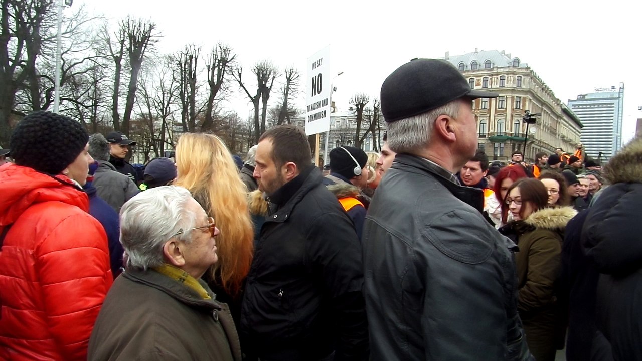 в Риге с цветами 16 марта 2016