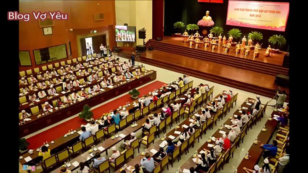 Bí thư Đinh La Thăng quàng khăn đỏ, truy hỏi Giám đốc Sở