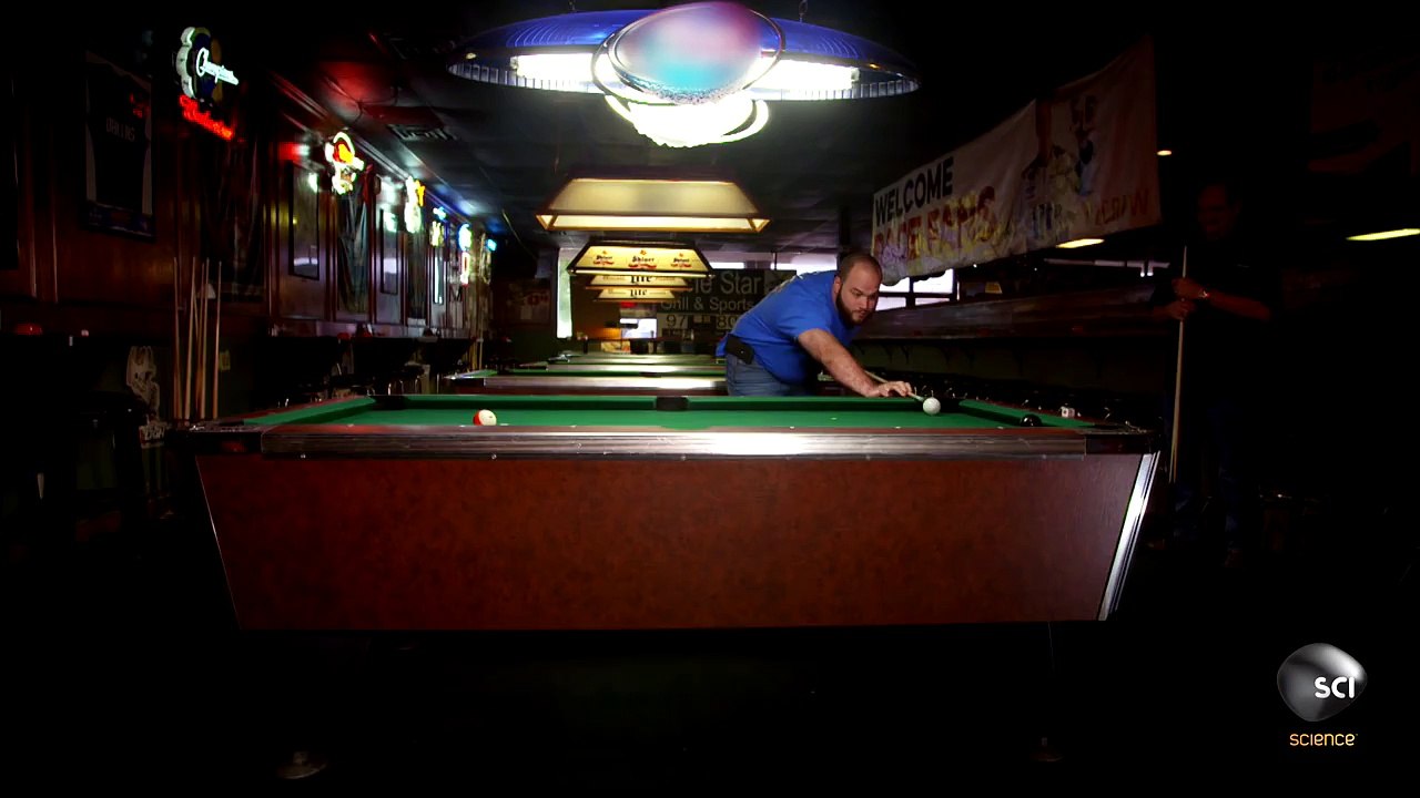 Pourquoi la boule blanche d'un billard ressort-elle toujours ?