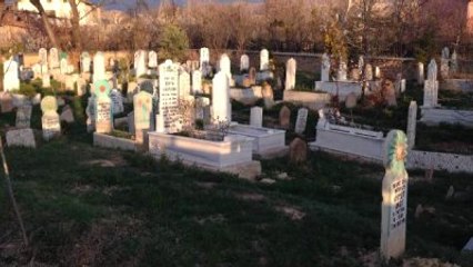 Mezarlıkta Kesik Bacak Paniği! Polis İhbar Üzerine Geldi, Şok Oldu