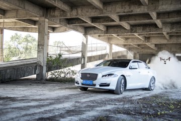 El Jaguar XJ se enfrenta a un dron de última generación