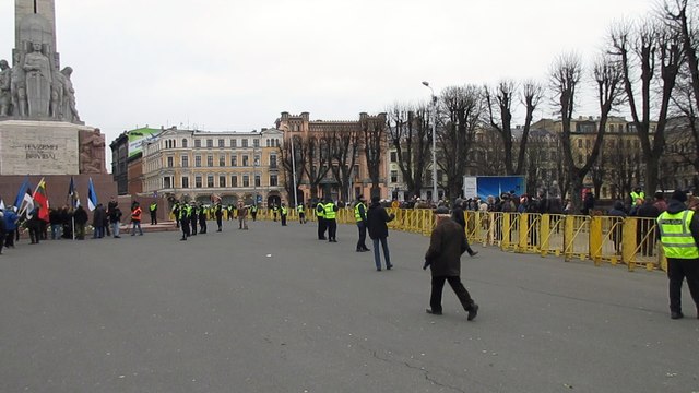 одинокий мужчина возлагает цветы 16 3 2016