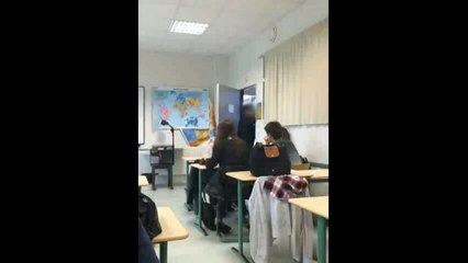 Un professeur pète un plomb dans sa classe