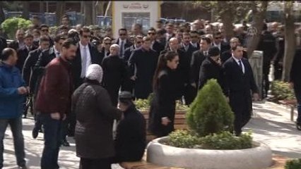 Başbakan Davutoğlu Kızılay'da Esnafları Ziyeret Etti