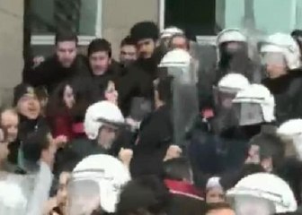 Gözaltına alınan meslektaşları için toplanan avukatlara polis müdahalesi