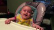 Ce bébé se moque de son père qui mange des asperges : rire communcicatif
