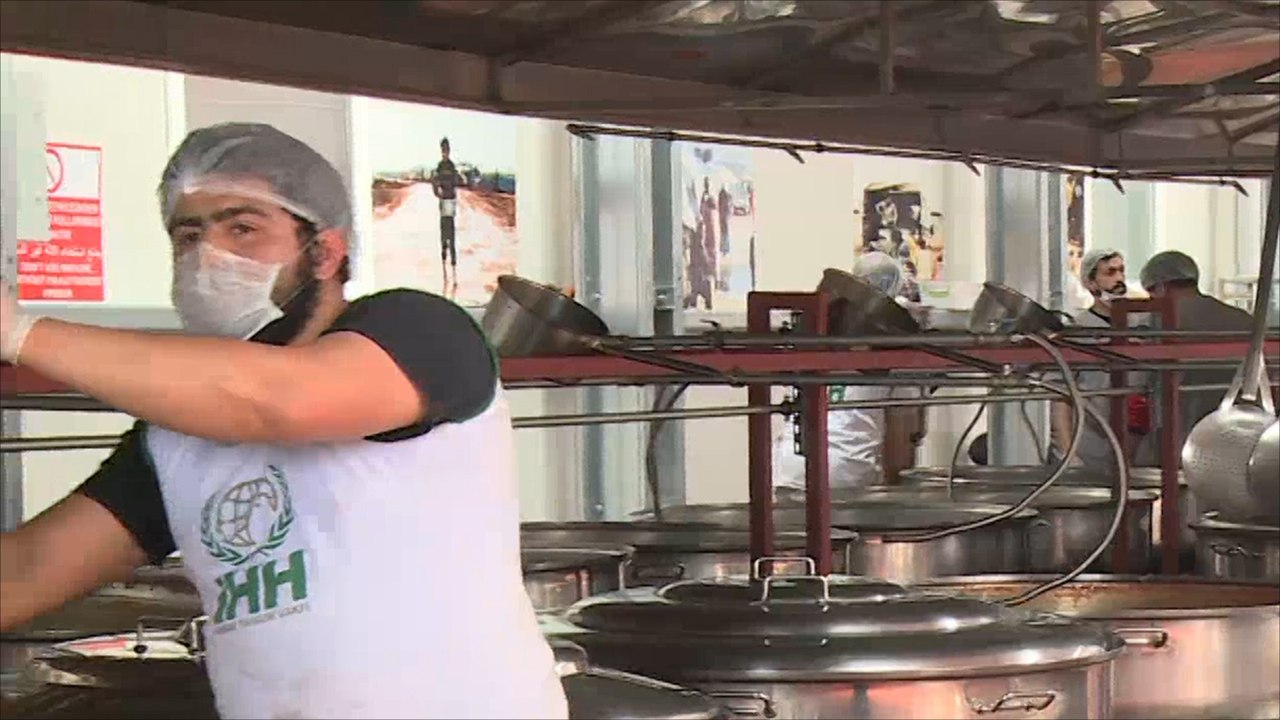 جمعيات خيرية تقيم مطبخا للسوريين بكليس