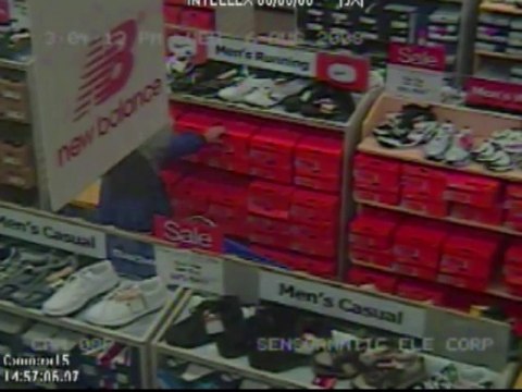 Il piège les caméras d'un supermarché.. Faux Voleur !