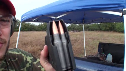 Il tire avec toutes les armes du monde sur un bloc d’aluminium pour tester sa solidité