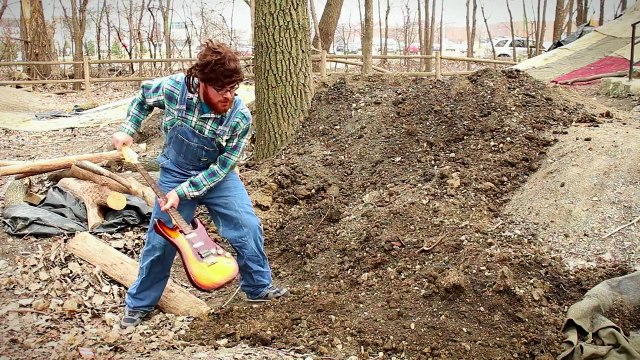 Il joue Rage Against The Machine avec une pelle