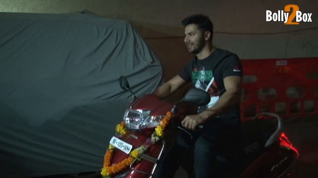 Varun Dhawan at Kapoor & Sons Movie Special Screening | Bollywood Celebs