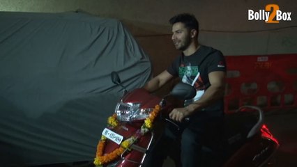 Varun Dhawan at Kapoor & Sons Movie Special Screening | Bollywood Celebs