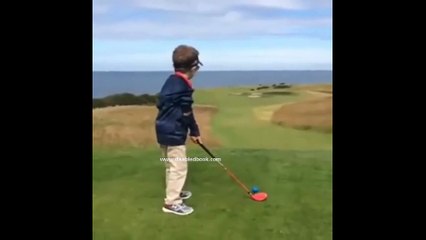 Είναι 3 ετών, είναι μονόχειρας και παίζει γκολφ