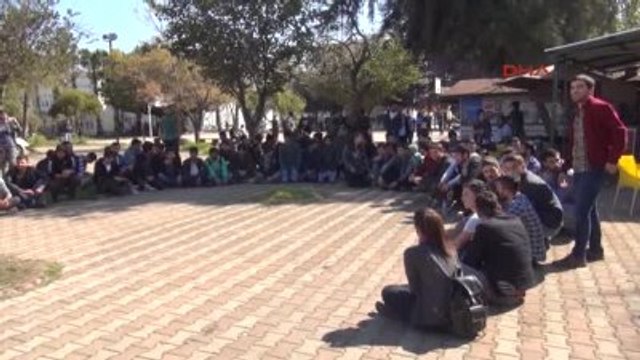 Antalya Akdeniz Üniversitesi'nde Nevruz Kutlaması Yapmak İsteen Gruba Polis Müdahale Etti