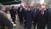 Davutoğlu, Terör Saldırısının Yaşandığı Alana Karanfil Bıraktı (Başbakanlık Kamerası)