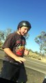 Un garçon se vautre en wheeling en BMX après avoir donné un renseignement à une voiture.