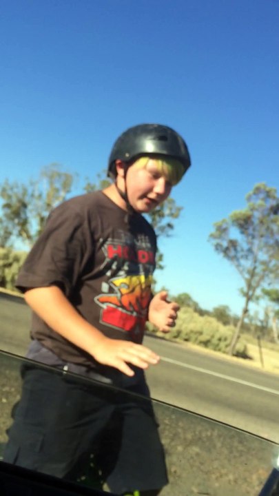 Un garçon se vautre en wheeling en BMX après avoir donné un renseignement à une voiture.