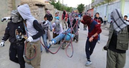 Diyarbakır'da PKK'lılar Sivillerin Arasından Polislere Ateş Açtı
