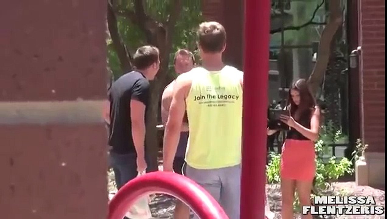Elle enlève son string en pleine rue parce qu’elle a chaud x)