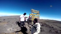 Sokak Hayvanları İçin Kilimanjaro'ya Tırmandı