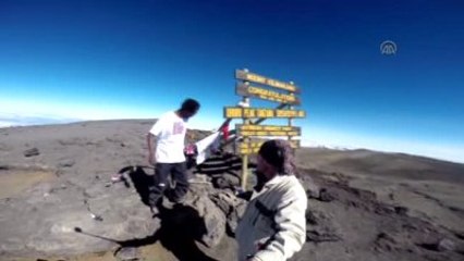 Sokak Hayvanları İçin Kilimanjaro'ya Tırmandı