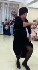 Танец женщины на казахской свадьбе стал хитом соцсетей