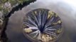 Incroyable vol d'un drone au dessus d'un trou géant