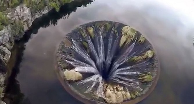 Incroyable vol d'un drone au dessus d'un trou géant