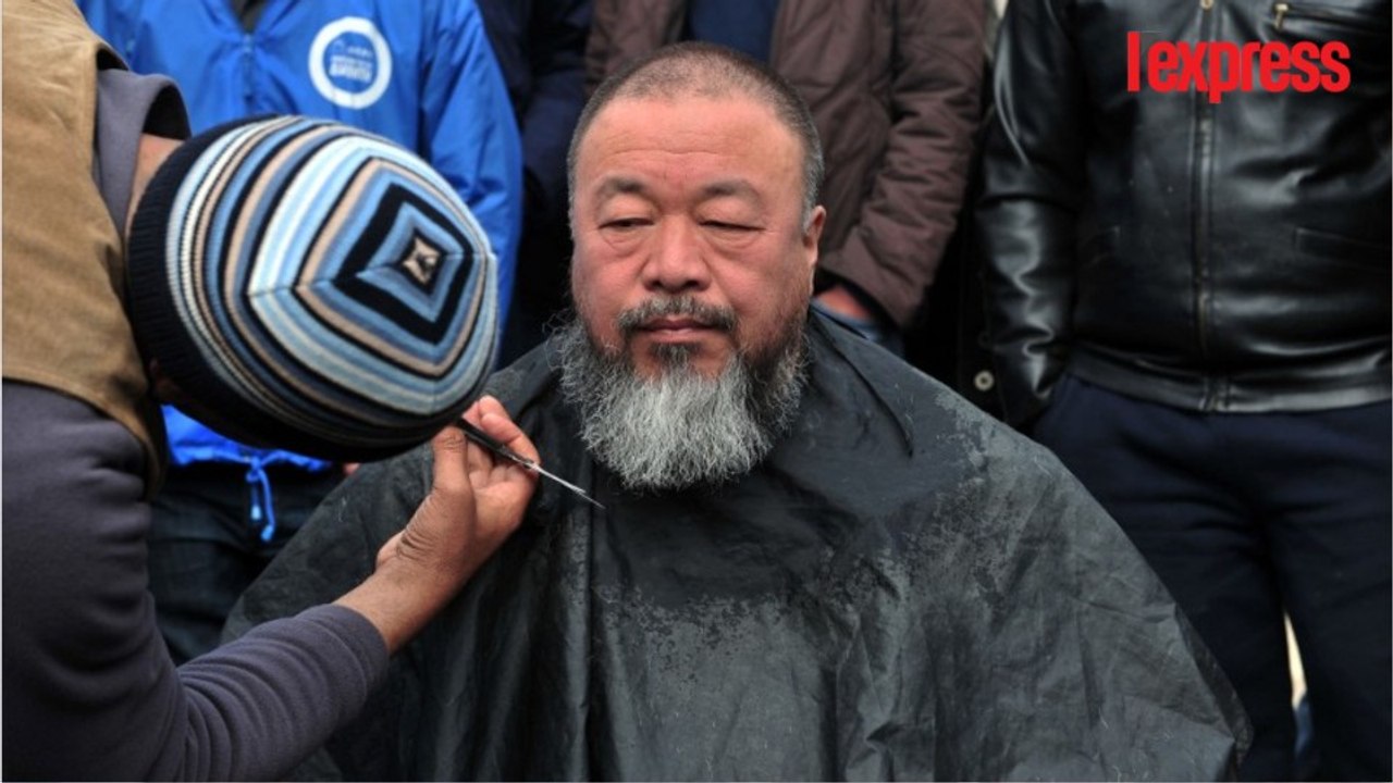 Grèce: l'artiste chinois Ai Weiwei tondu par un réfugié