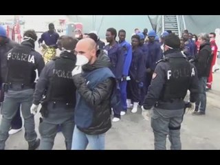 Download Video: Pozzallo (RG) - Migranti, sbarcano in 640. Fermati due scafisti (17.03.16)