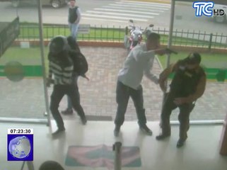 Cámaras de seguridad de bancos muestran el momento en que son atracados