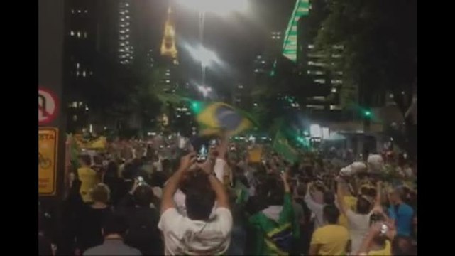 SP: Em protesto, manifestantes cantam na Avenida Paulista