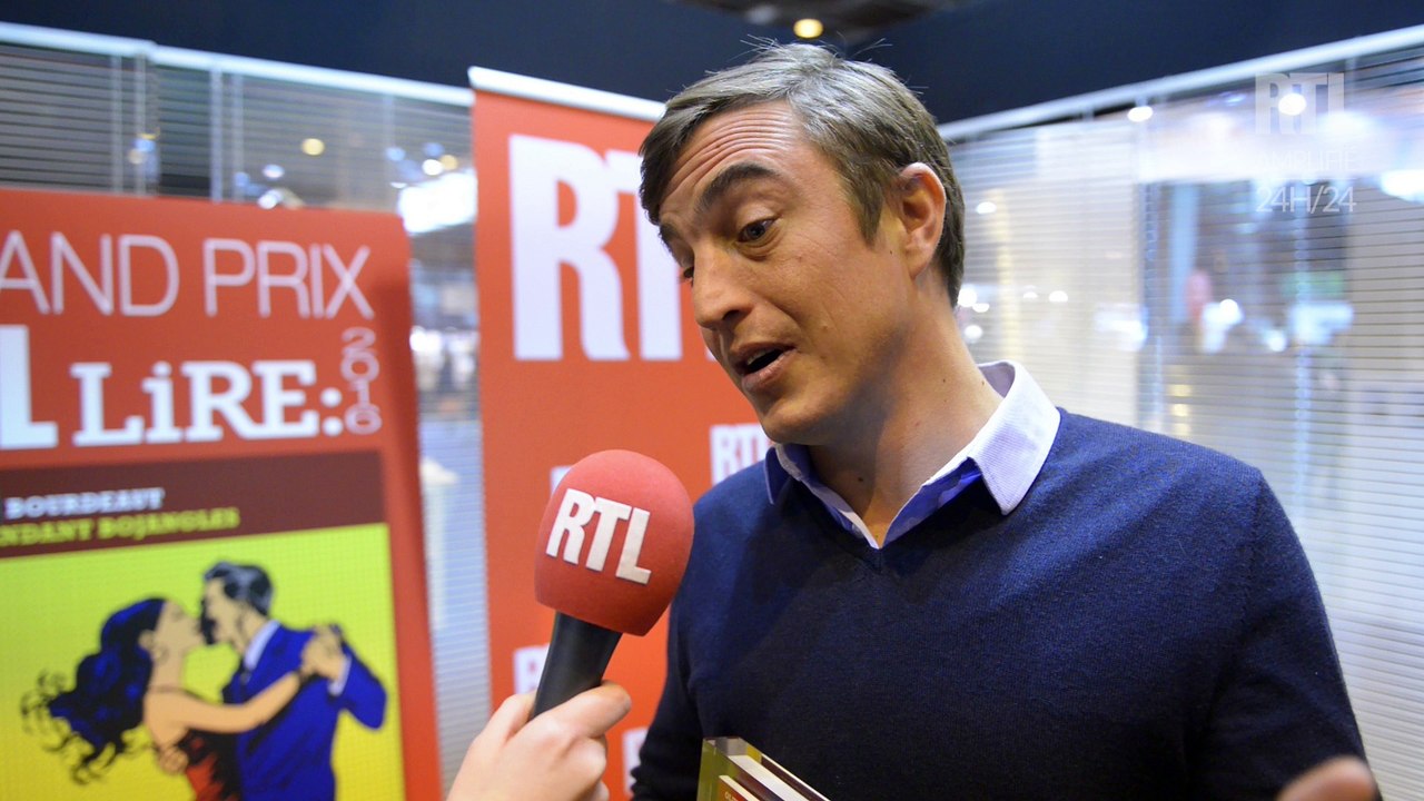 Olivier Bourdeaut reçoit le trophée du Grand Prix RTL-Lire au Salon Livre Paris, le 16 mars 2016